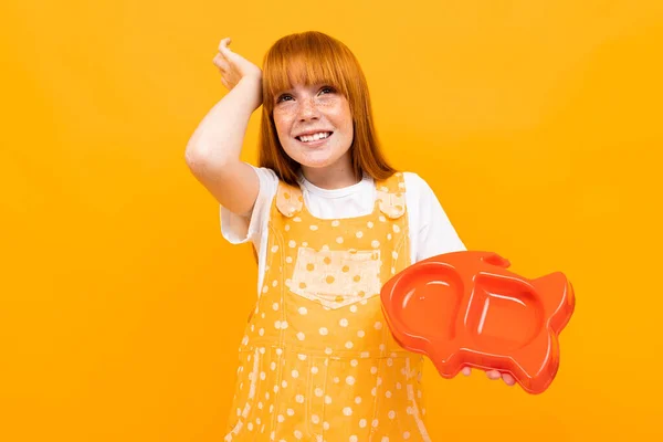 Bastante Adolescente Con Pelo Rojo Posando Con Fondo Naranja — Foto de Stock