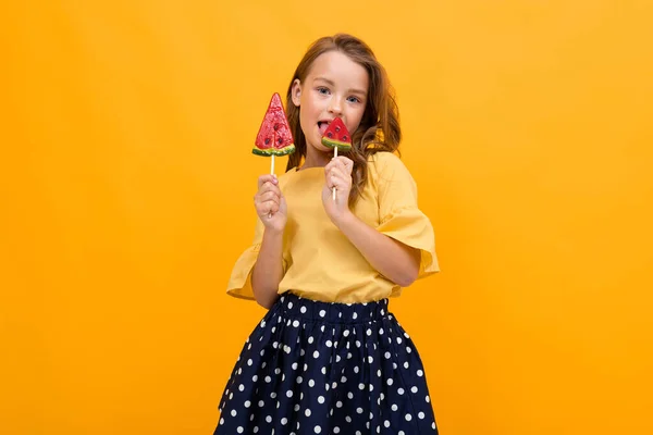 Carino Ragazza Alla Moda Con Lecca Lecca Posa Contro Arancione — Foto Stock