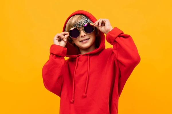 Menino Elegante Bonito Vestindo Capuz Vermelho Óculos Sol Posando Contra — Fotografia de Stock