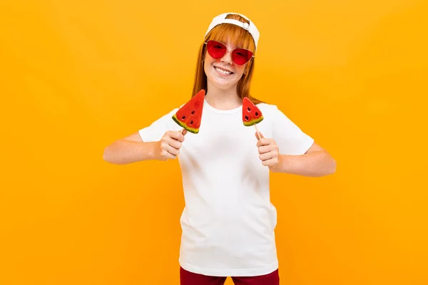 Süße Ingwermädchen Mit Wassermelonen Lolipops — Stockfoto