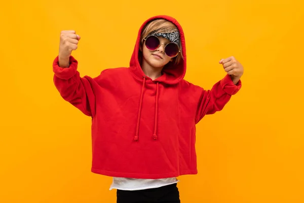 Χαριτωμένο Μοντέρνο Αγόρι Φοράει Κόκκινη Κουκούλα Και Γυαλιά Ηλίου Ποζάροντας — Φωτογραφία Αρχείου