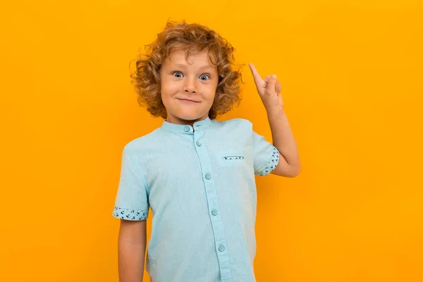 Liten Pojke Poserar Mot Orange Bakgrund — Stockfoto