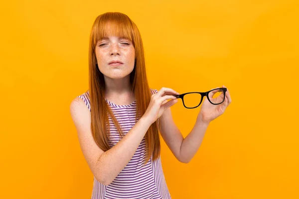 Mädchen Mit Schlechter Sicht Vor Orangefarbenem Hintergrund — Stockfoto