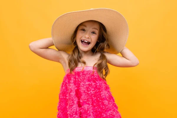 Hermosa Niña Emocional Sombrero Paja Posando Sobre Fondo Naranja — Foto de Stock