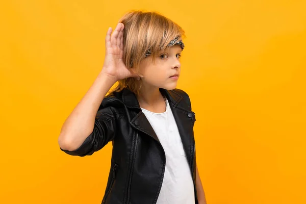 Emocionální Pohledný Chlapec Pózující Oranžovém Pozadí — Stock fotografie