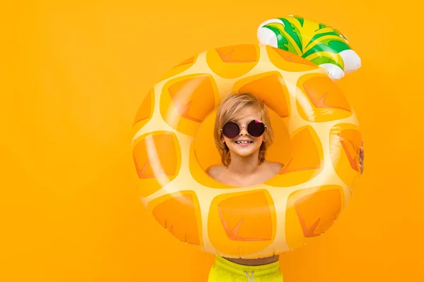 Menino Bonito Com Anel Borracha Contra Laranja — Fotografia de Stock