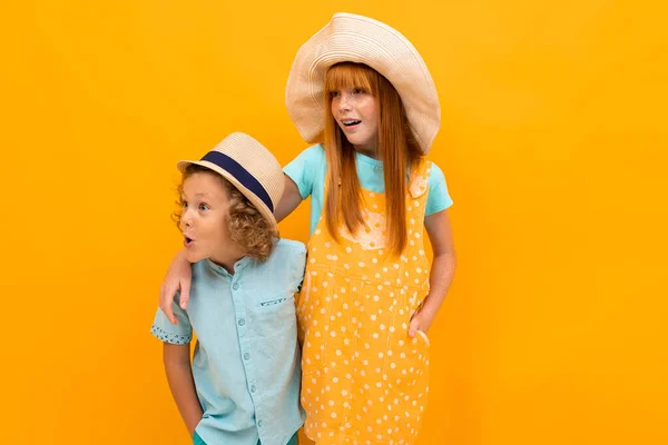 Hezké Dospívající Dívka Zrzavými Vlasy Malý Chlapec Pózuje Proti Oranžovému — Stock fotografie
