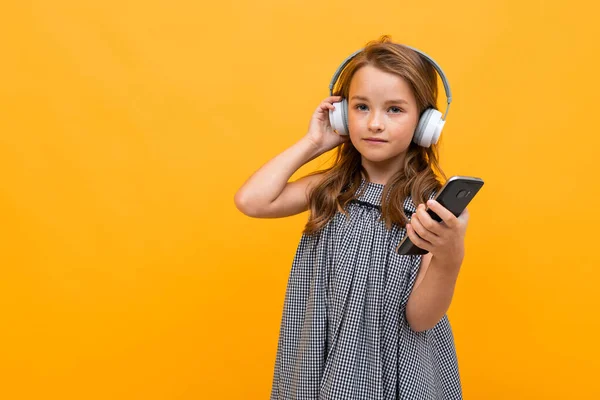 Cute Little Girl Słuchanie Muzyki Pozowanie Pomarańczowym Tle — Zdjęcie stockowe