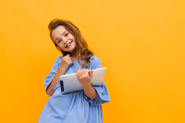 Mignonne Petite Fille Avec Tablette Posant Sur Fond Orange — Photo