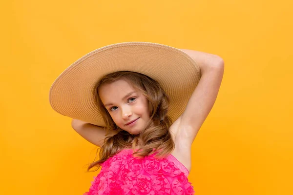 美しい感情的な女の子です藁帽子オレンジの背景にポーズ — ストック写真