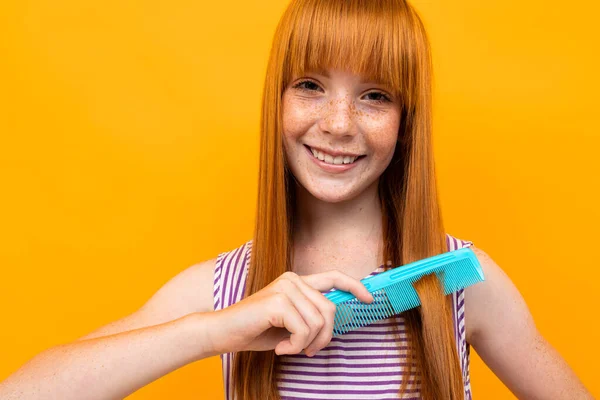 Teenager Mädchen Mit Roten Haaren Posiert Mit Haarbürste Vor Orangefarbenem — Stockfoto