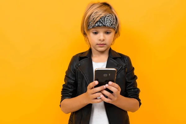 Niño Con Smartphone Contra Naranja —  Fotos de Stock