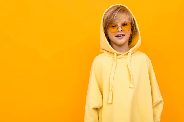 Bonito Elegante Menino Posando Amarelo Com Capuz — Fotografia de Stock