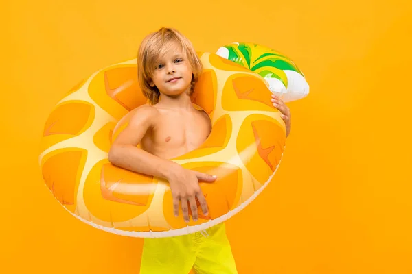 Mignon Petit Garçon Avec Anneau Caoutchouc Posant Sur Fond Orange — Photo