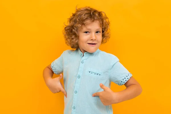 Pequeño Niño Posando Sobre Fondo Naranja —  Fotos de Stock