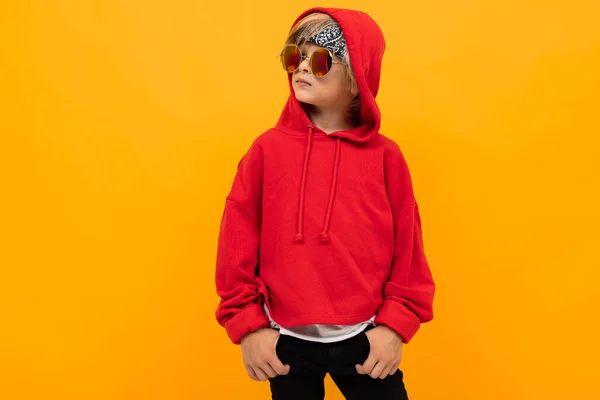 Słodkie Modny Chłopiec Noszenie Czerwony Bluza Okulary Przeciwsłoneczne Pozowanie Przed — Zdjęcie stockowe