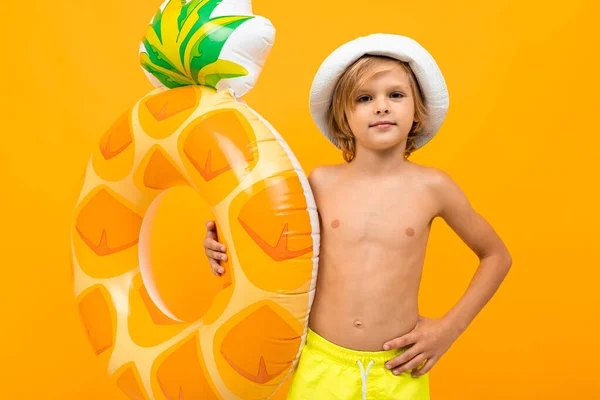 Lindo Niño Pequeño Con Anillo Goma Posando Sobre Fondo Naranja — Foto de Stock