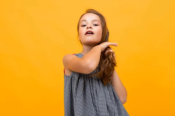 Schönes Kleines Mädchen Posiert Vor Orangefarbenem Hintergrund — Stockfoto