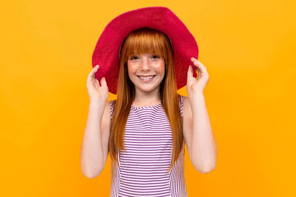 Porträt Des Süßen Ingwermädchens Mit Rotem Hut — Stockfoto