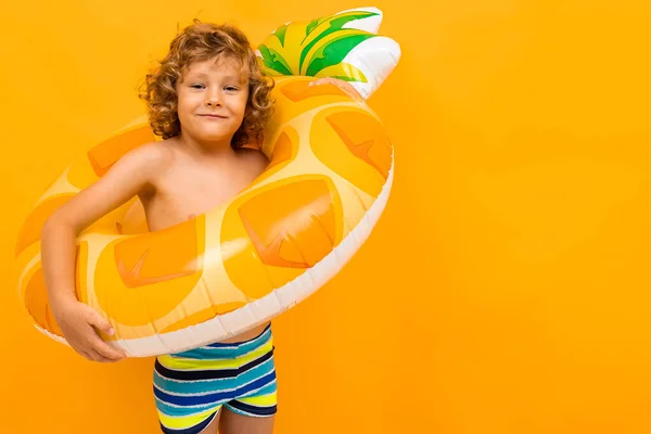 Mignon Petit Garçon Avec Anneau Caoutchouc Sur Fond Orange — Photo