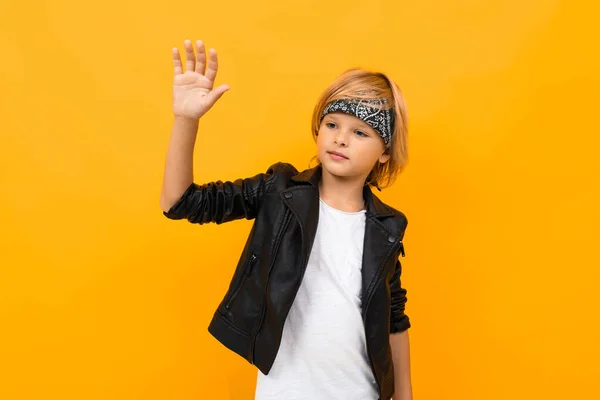 Menino Bonito Emocional Posando Contra Fundo Laranja — Fotografia de Stock