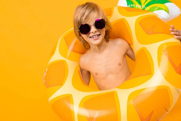 Menino Bonito Com Anel Borracha Contra Laranja — Fotografia de Stock