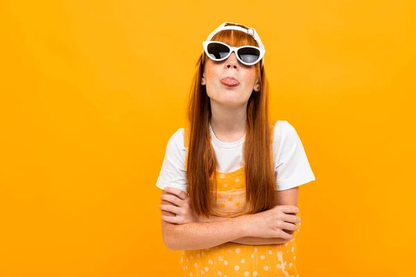 Emocionální Zázvor Dívka Slunečních Brýlích Pózovat Proti Oranžové Pozadí — Stock fotografie