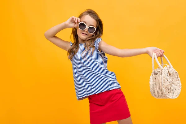 Красива Модна Маленька Дівчинка Позує Проти Апельсина — стокове фото