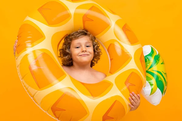 Carino Bambino Con Anello Gomma Contro Sfondo Arancione — Foto Stock