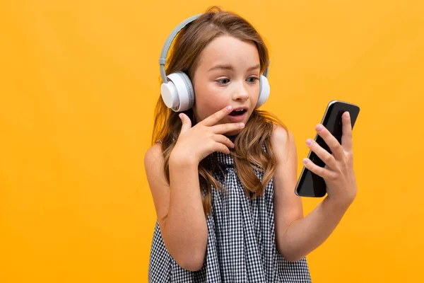 Cute Little Girl Słuchanie Muzyki Pozowanie Pomarańczowym Tle — Zdjęcie stockowe