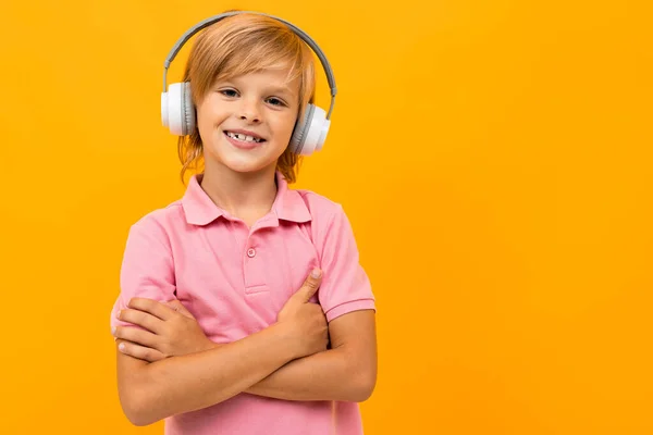 Netter Kleiner Junge Mit Kopfhörern Gegen Orange — Stockfoto