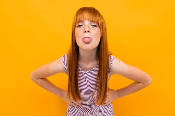 Emotionales Ingwergirl Posiert Vor Orangefarbenem Hintergrund — Stockfoto