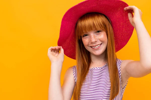 Portret Van Schattig Gember Meisje Dragen Rode Hoed — Stockfoto