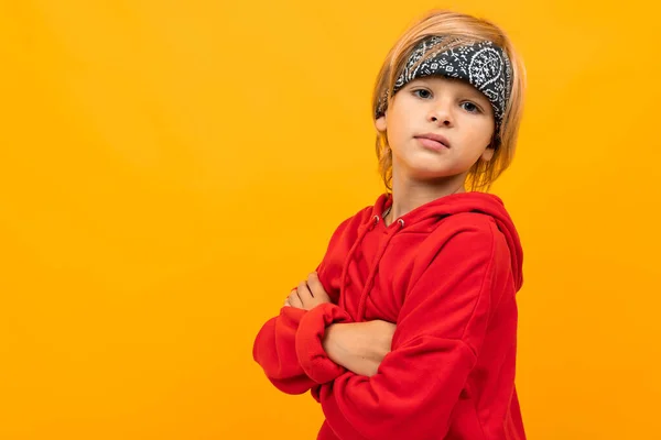 Emocionální Pohledný Chlapec Pózující Oranžovém Pozadí — Stock fotografie