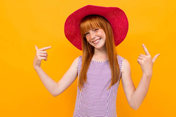 Retrato Linda Chica Jengibre Con Sombrero Rojo — Foto de Stock