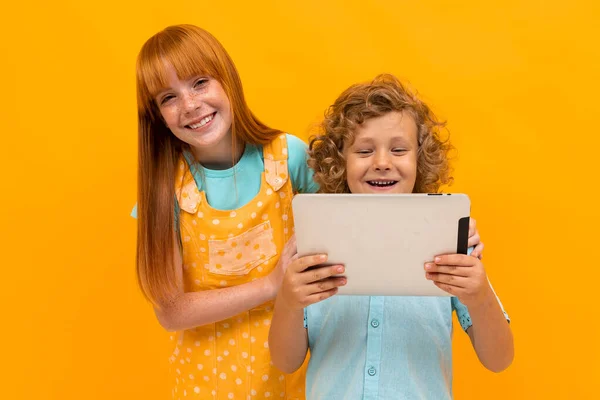 Pretty Teenage Girl Red Hair Little Boy Posing Orange Background — Stock Photo, Image