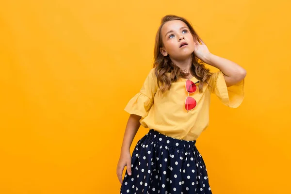 Nettes Modisches Mädchen Posiert Gegen Orange — Stockfoto