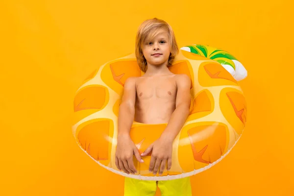 Mignon Petit Garçon Avec Anneau Caoutchouc Posant Sur Fond Orange — Photo