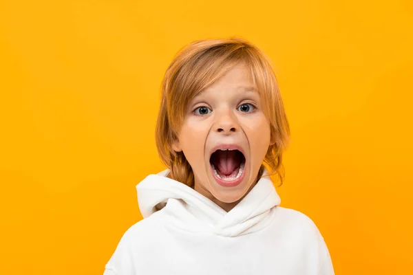 Beyaz Kapüşonlu Duygusal Çocuk Turuncu Arka Planda Poz Veriyor — Stok fotoğraf