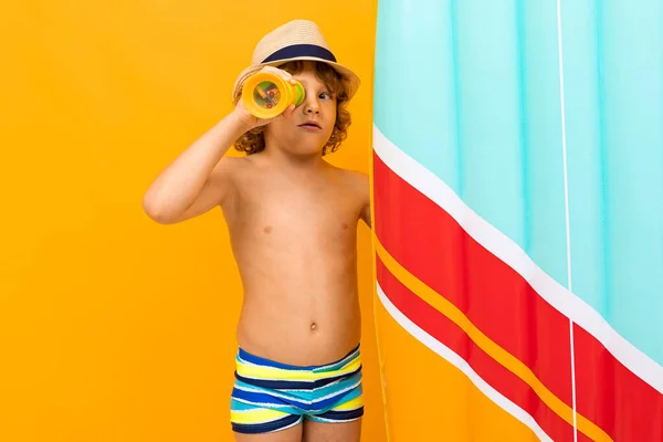 Kleiner Junge Posiert Strandstil Vor Orangefarbenem Hintergrund — Stockfoto