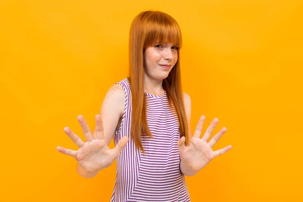 Chica Jengibre Emocional Posando Sobre Fondo Naranja — Foto de Stock