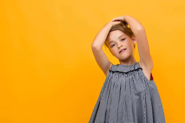 Güzel Küçük Kız Turuncu Arka Planda Poz Veriyor — Stok fotoğraf