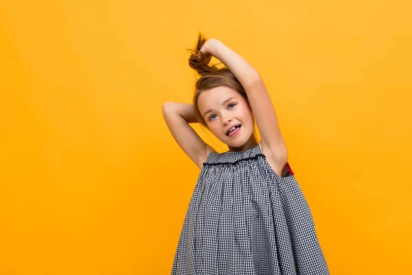 Schönes Kleines Mädchen Posiert Vor Orangefarbenem Hintergrund — Stockfoto