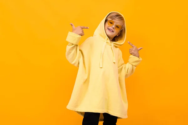 Cute Modis Anak Berpose Dalam Hoodie Kuning — Stok Foto