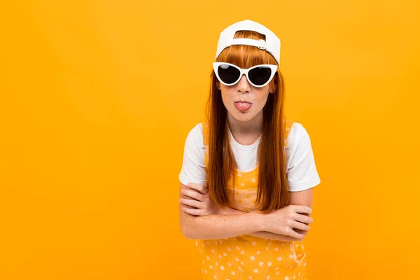 Emotionales Ingwergirl Mit Sonnenbrille Posiert Vor Orangefarbenem Hintergrund — Stockfoto