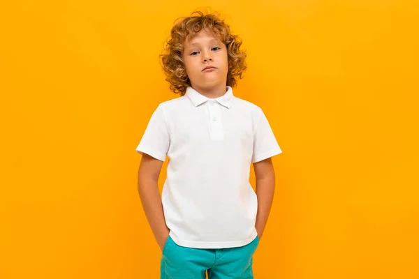Pequeño Niño Posando Sobre Fondo Naranja — Foto de Stock