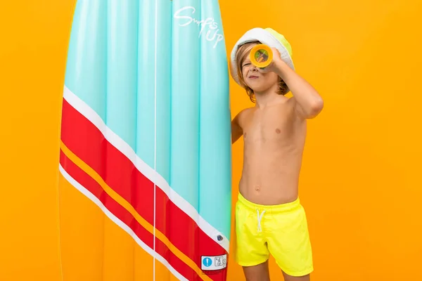 Lindo Niño Pequeño Con Colchón Inflable Contra Naranja —  Fotos de Stock