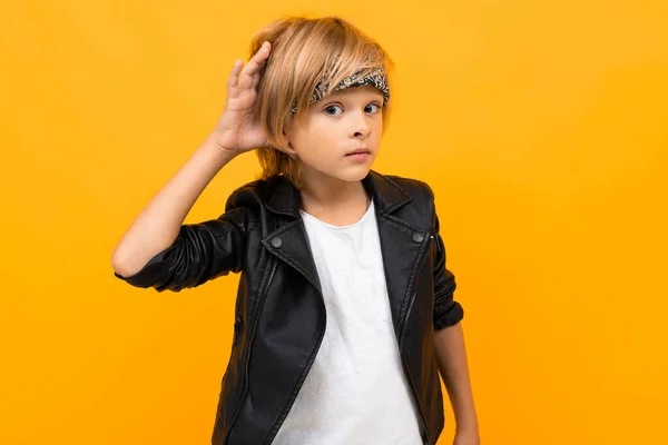 Menino Bonito Emocional Posando Contra Fundo Laranja — Fotografia de Stock