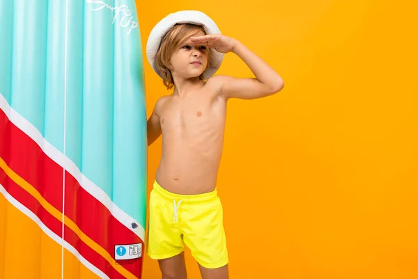 Netter Kleiner Junge Mit Aufblasbarer Matratze Gegen Orange — Stockfoto