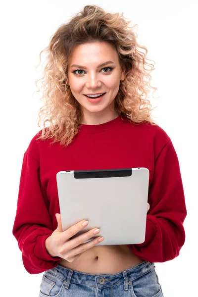 Beyaz arka planda dijital tabletle poz veren genç kadın  